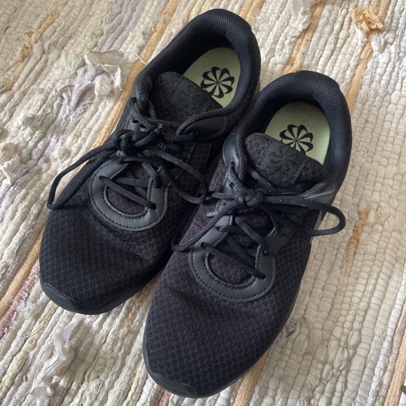 EUC Men’s Nike Tanjun Shoe / Sneakers Black Barely Bolt Size 9 - Picture 3 of 8